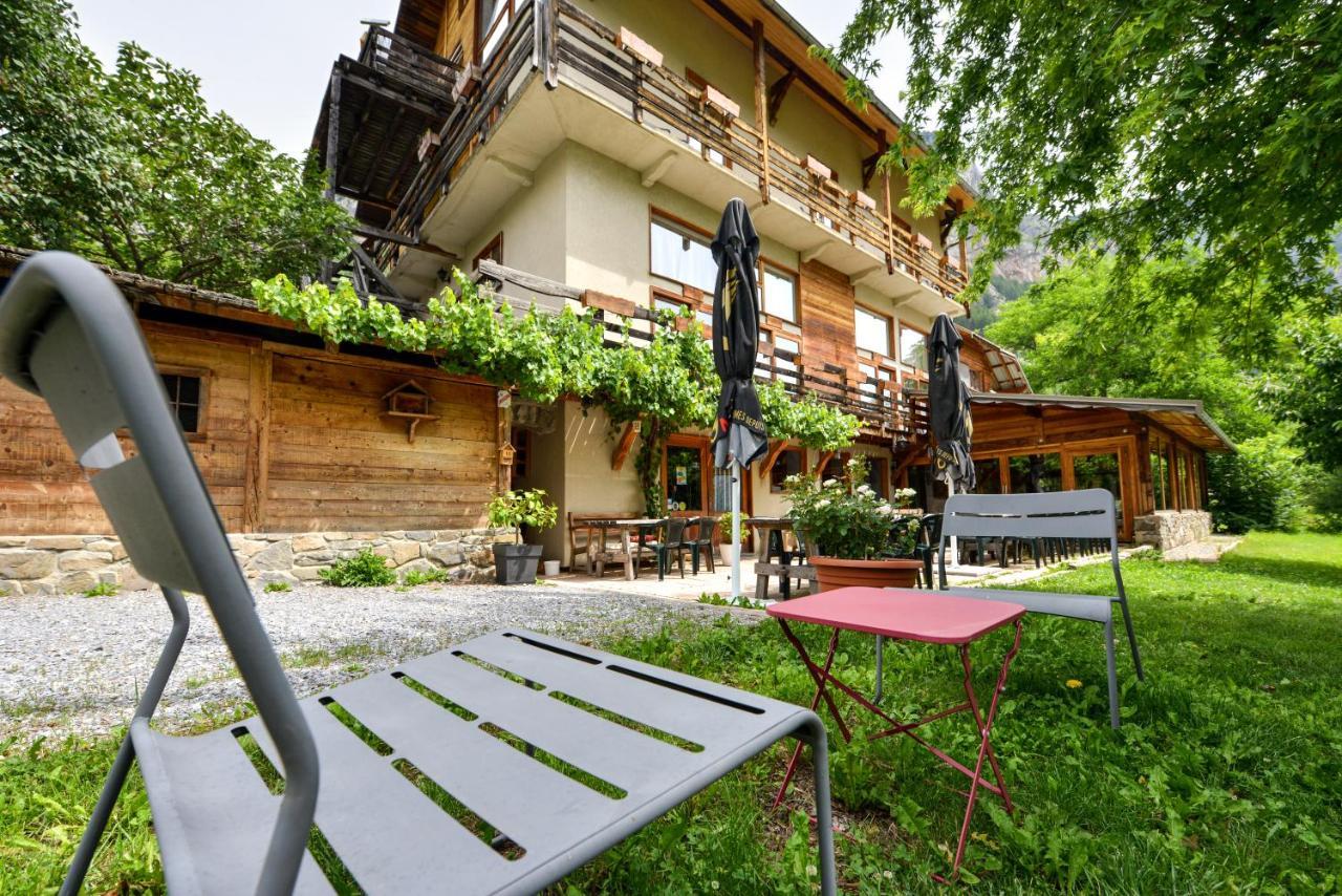 Hotel Restaurant Gites Les 5 Saisons Freissinieres Exterior foto