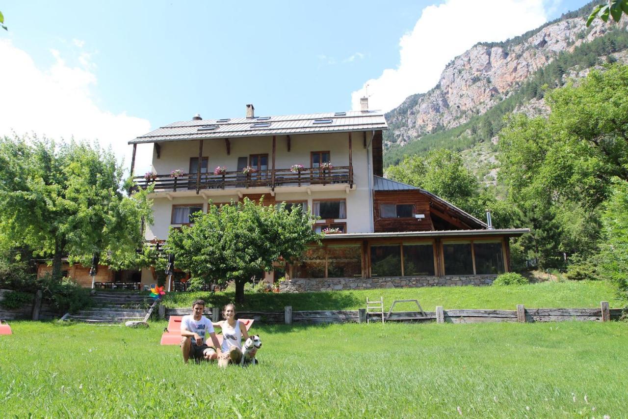 Hotel Restaurant Gites Les 5 Saisons Freissinieres Exterior foto