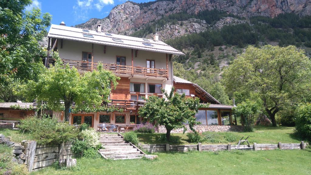Hotel Restaurant Gites Les 5 Saisons Freissinieres Exterior foto