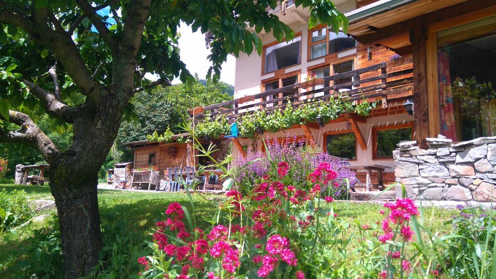 Hotel Restaurant Gites Les 5 Saisons Freissinieres Exterior foto